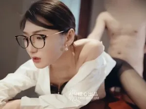 Vào phòng riêng được tiền bối nữ nứng liếm thằng nhỏ cho