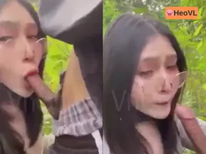 đi dã ngoại tiện xoạc bồ ở trong rừng