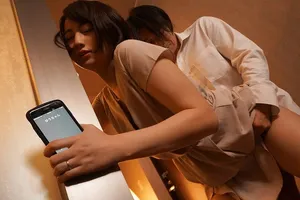 Người vợ đi họp lớp rồi xoạc với nyc mặc cho ông xã ở nhà chờ