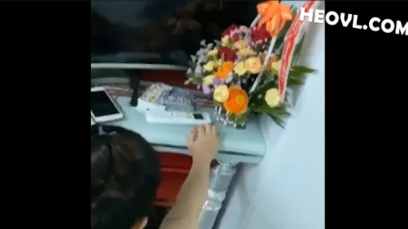 Không chịu đi tắm vì nứng lồn quá cần trả bài luôn !