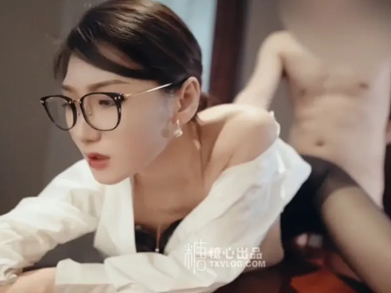 Vào phòng riêng được tiền bối nữ nứng liếm thằng nhỏ cho
