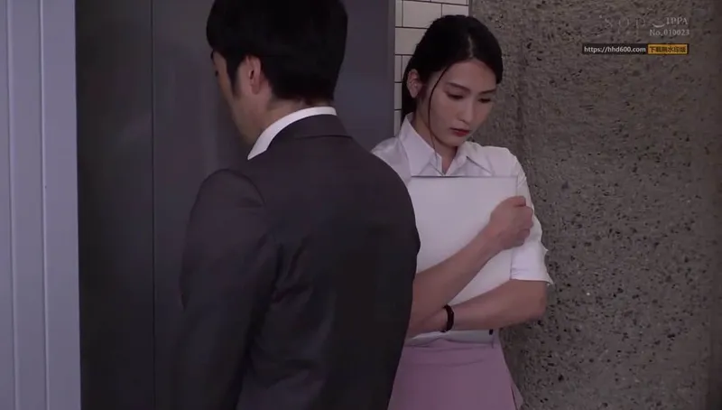 Em thư ký tủi thân bị tiền bối bắt vào khách sạn phục vụ đối tác
